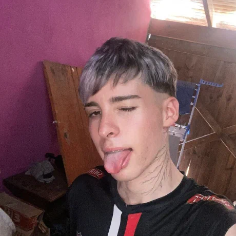 MaurooAkd sacando la lengua y guiñando un ojo en una selfie
